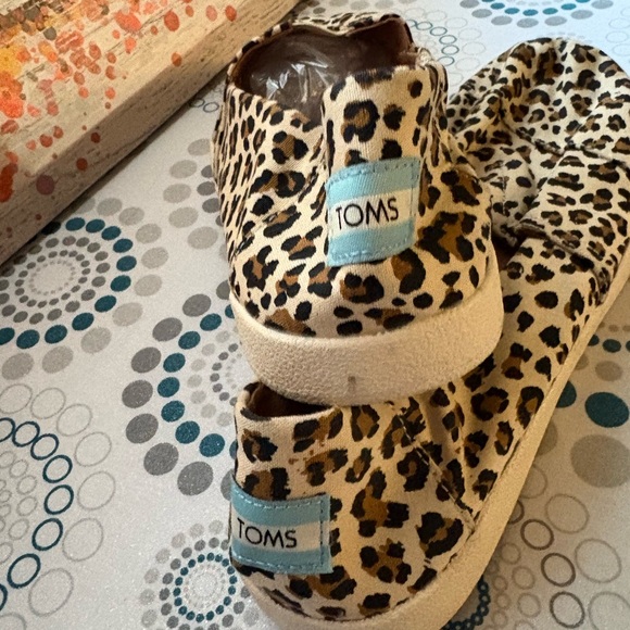 Toms Leopard Pattern Slip-On loafers
Going out classic breathable Toms
10 Wide - Picture 7 of 10
